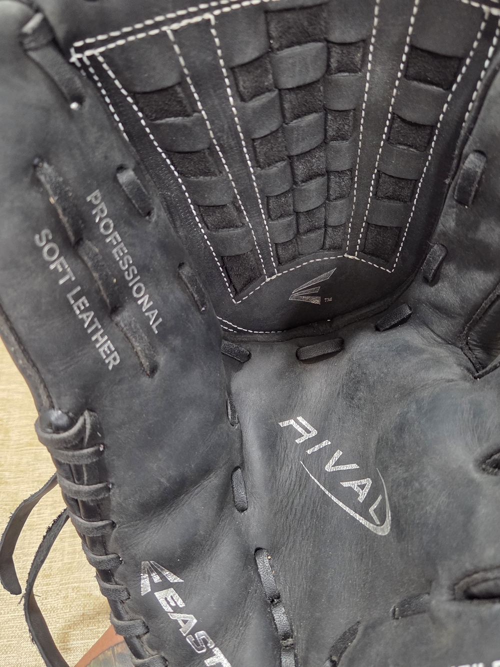 Easton Black Softball/Baseball Glove 13" Right Hand Throw - Picture 5 of 8